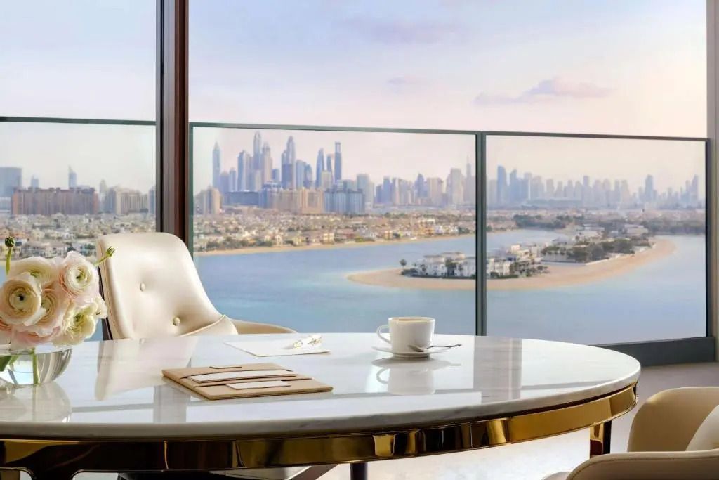 Tisch mit Kaffee und Aussicht auf die Skyline von Dubai und das Meer