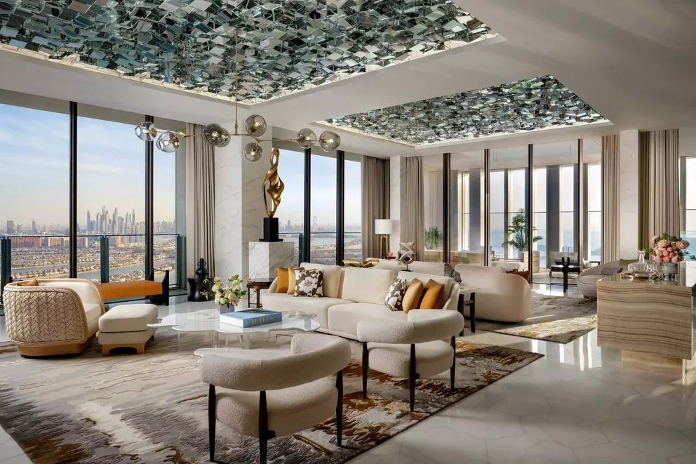Geräumiges Wohnzimmer mit Panoramafenstern und luxuriöser Möblierung.