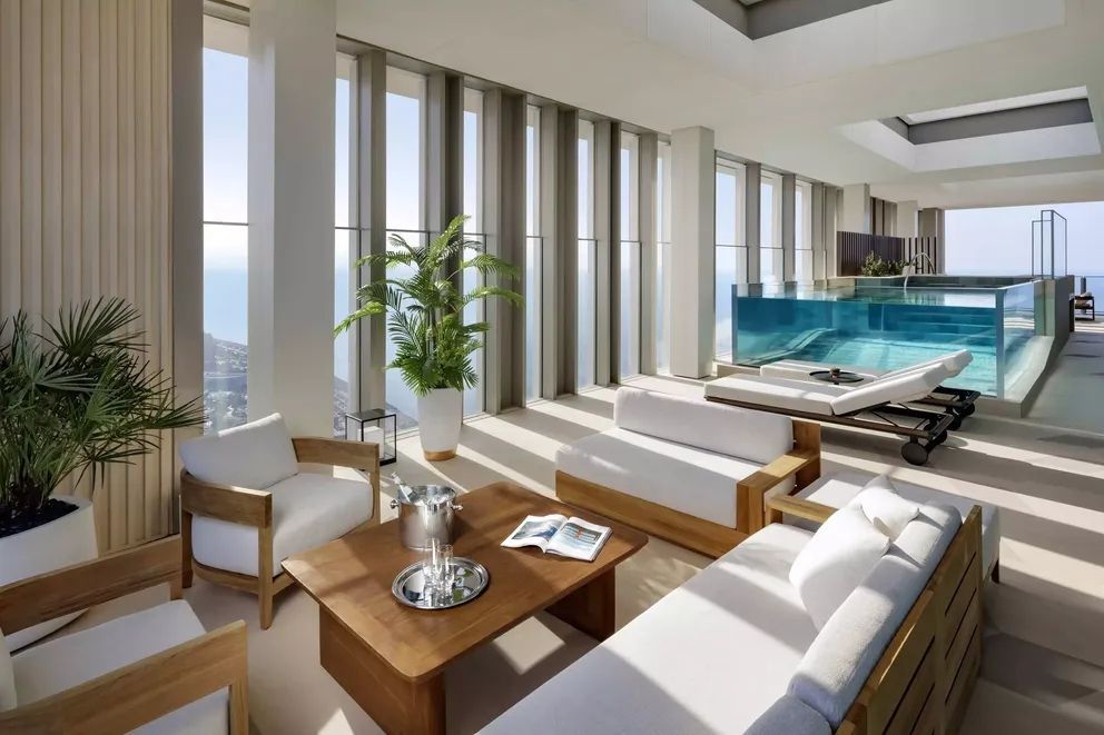 Exklusiver Raum mit privaten Pool und Meerblick durch große Fenster.