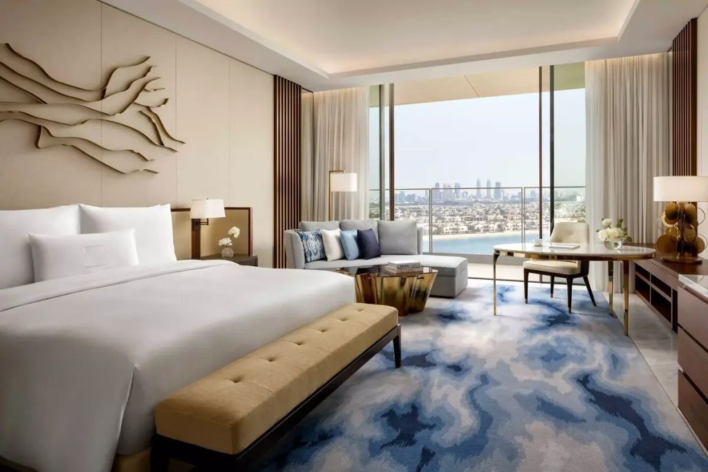 Luxuriöses Zimmer mit modernem Design und Blick auf den Palm Jumeirah