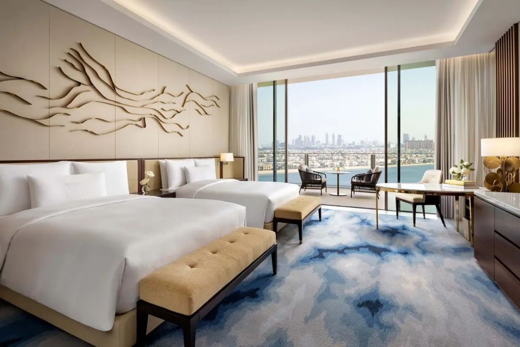 Geräumiges Zimmer mit zwei Betten und Balkon mit Palm Jumeirah Blick
