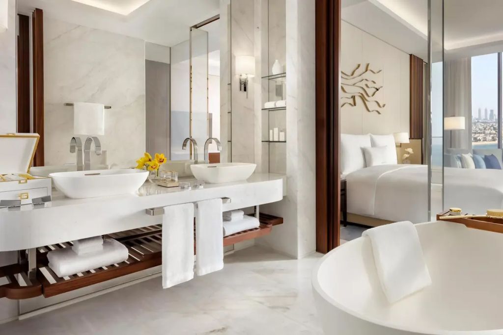 Modernes Badezimmer mit zwei Waschtischen und luxuriösem Ambiente