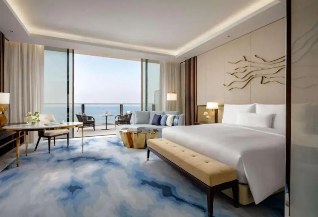 Luxuriöses Schlafzimmer mit Meerblick und stilvollen Möbeln im Atlantis The Royal Palm Jumeirah