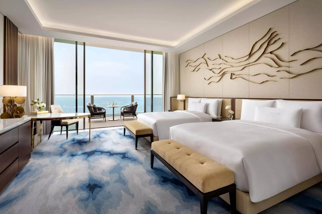 Modernes Doppelzimmer mit zwei Betten und Meerblick im Atlantis The Royal Palm Jumeirah
