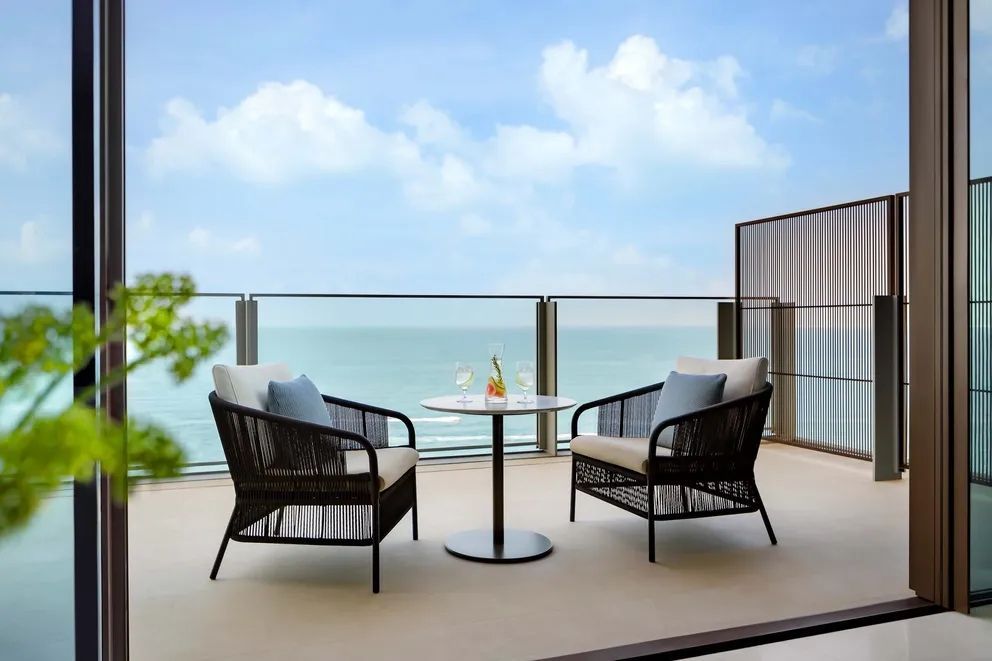 Balkon mit zwei Sesseln und Meerblick im Atlantis The Royal Palm Jumeirah