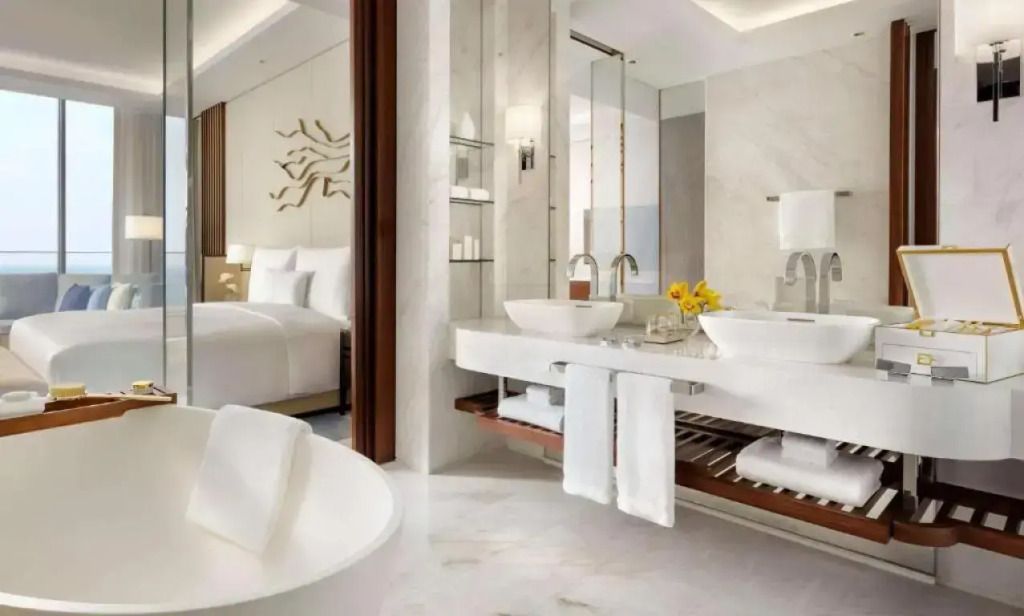 Edles Badezimmer mit freistehender Badewanne und Doppelwaschtisch im Atlantis The Royal Palm Jumeirah