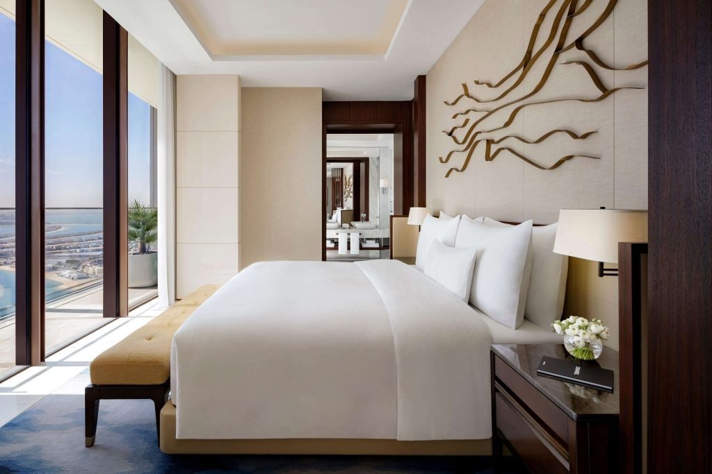 Helles Schlafzimmer in einer modernen Junior-Suite mit Doppelbett und stilvoller Wanddekoration