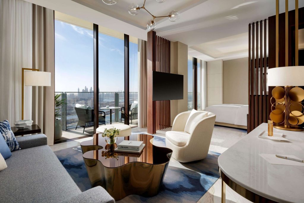 Luxuriöses Wohnzimmer mit Panoramafenstern und stilvollen Möbeln in einer Junior-Suite