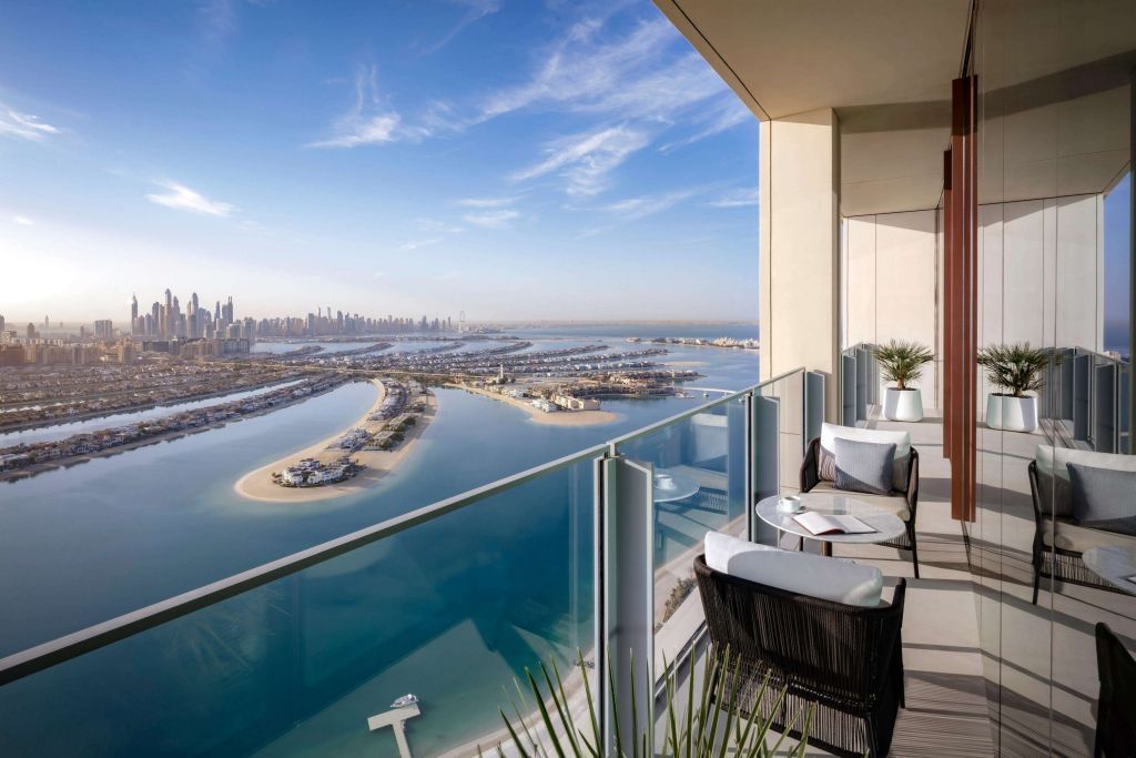 Atemberaubender Blick vom Balkon über die Palm Jumeirah und die Skyline von Dubai