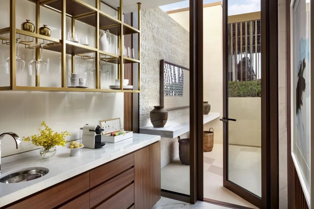 Moderne Küche mit elegantem Design und hochwertigen Geräten