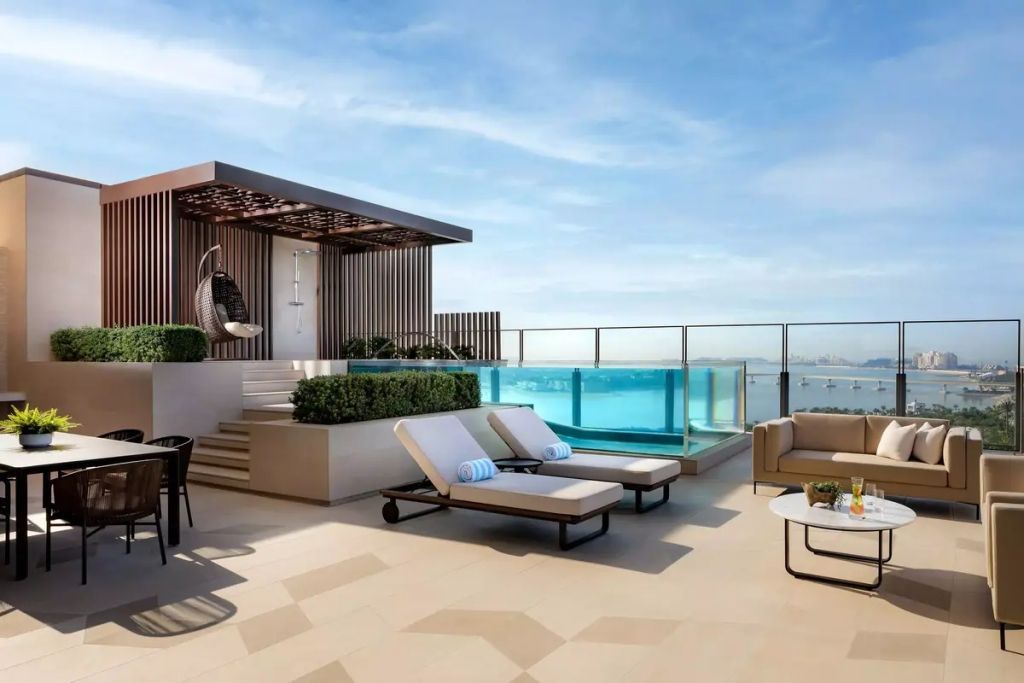 Privater Poolbereich auf der Terrasse mit Sonnenliegen und Meerblick