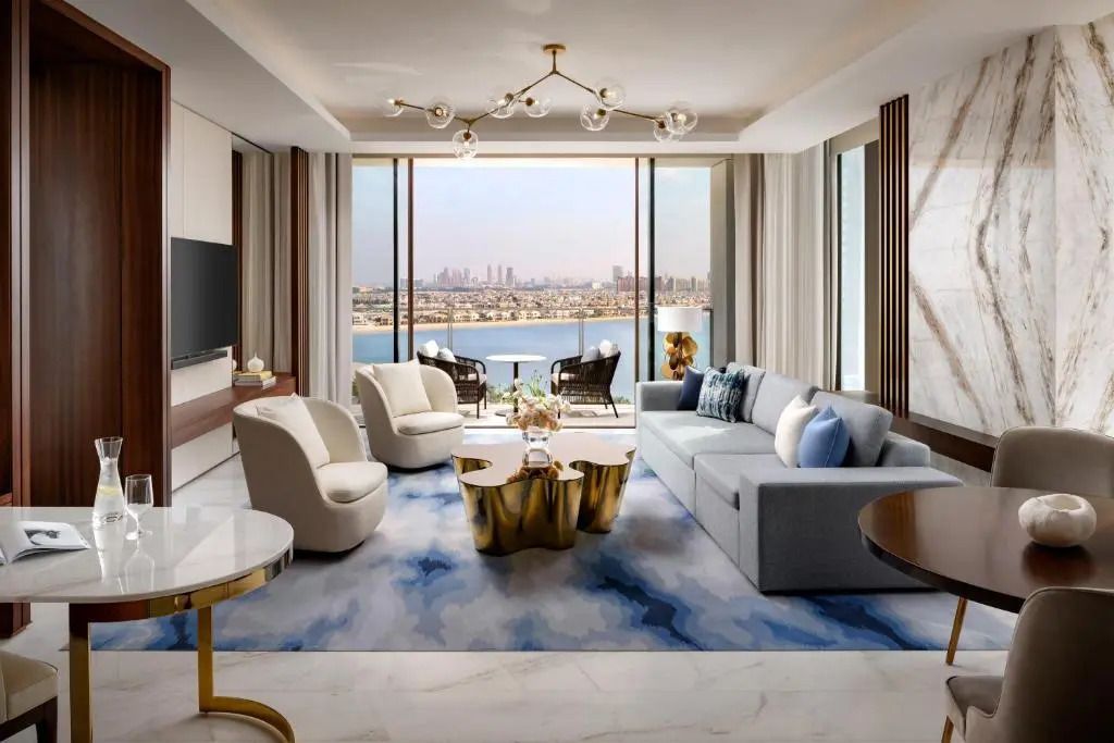 Geräumiges Wohnzimmer mit moderner Einrichtung und Meerblick