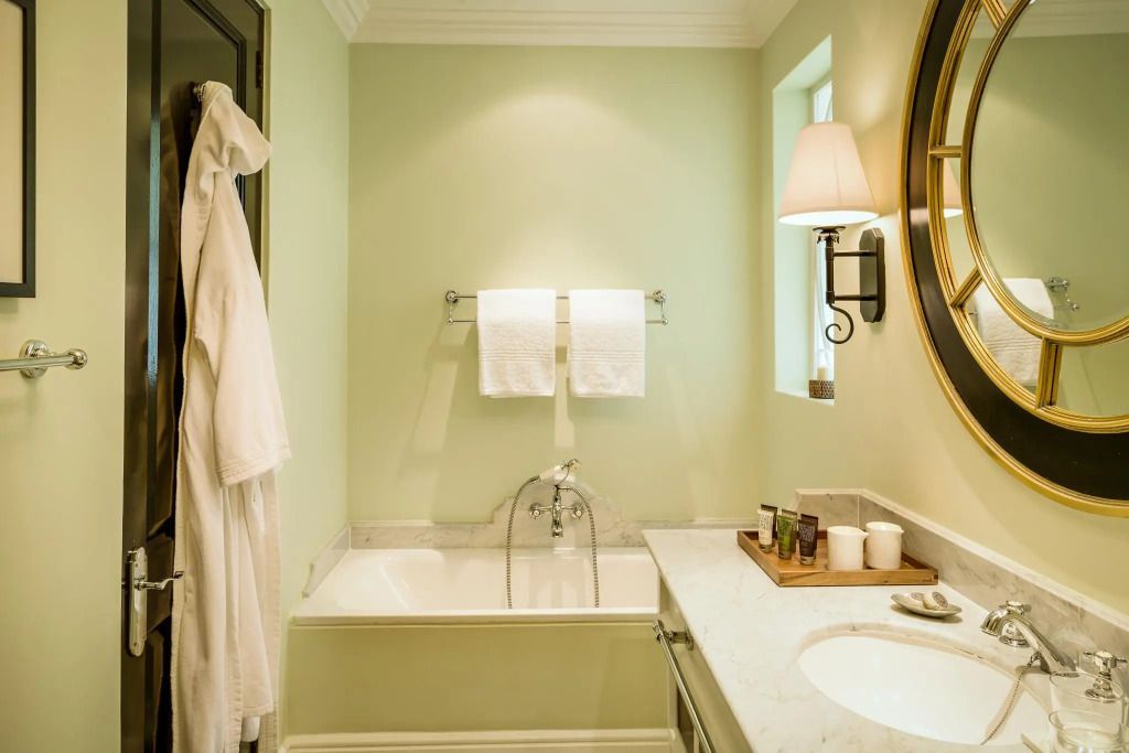 Lichtdurchflutetes Badezimmer mit Badewanne und luxuriösen Annehmlichkeiten