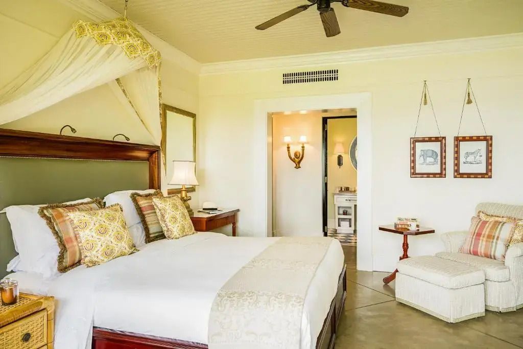 Elegantes Schlafzimmer mit traditionellem Dekor und Deckenventilator