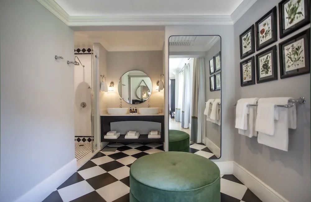 Elegantes Badezimmer mit Rundspiegel und modernen Akzenten