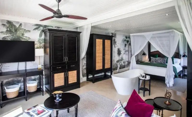 Luxus Junior-Suite im Royal Livingstone mit freistehender Badewanne und eleganten Möbeln