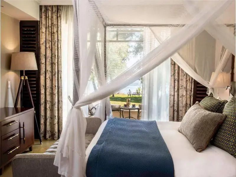 Luxuriöse Suite mit Himmelbett und Balkon mit Blick auf die Natur