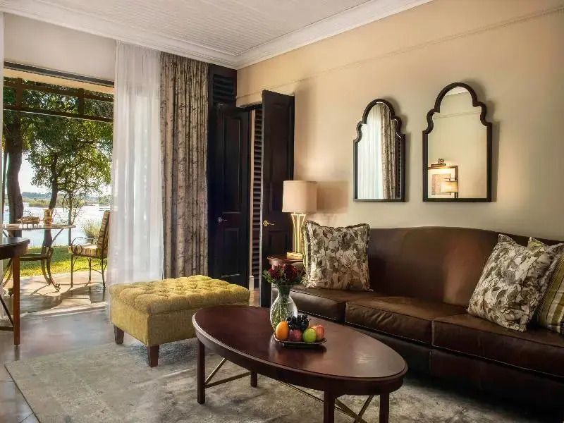 Wohnbereich der Luxus Suite mit Sofa und Eingang zum Balkon