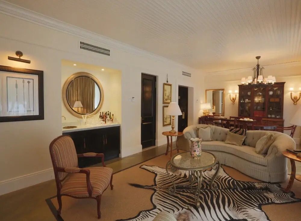 Luxuriöser Wohnbereich mit eleganten Möbeln und stilvollen Dekorationen
