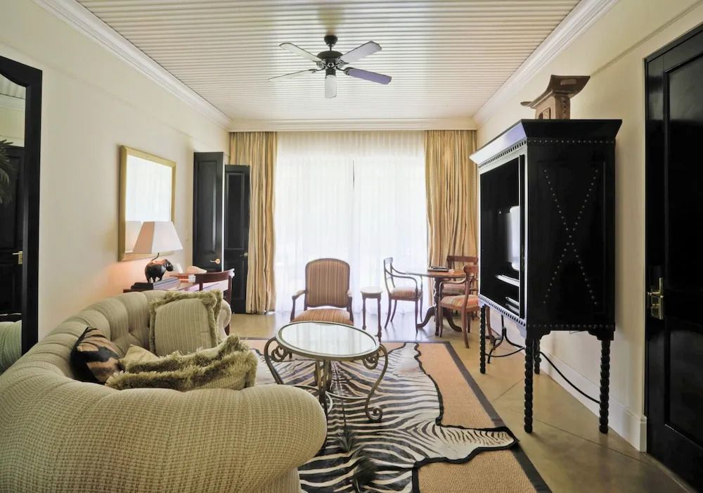 Helles Wohnzimmer mit luxuriösem Sofa und großen Fenstern