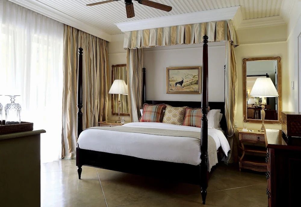 Hauptschlafzimmer mit Himmelbett und eleganten Vorhängen