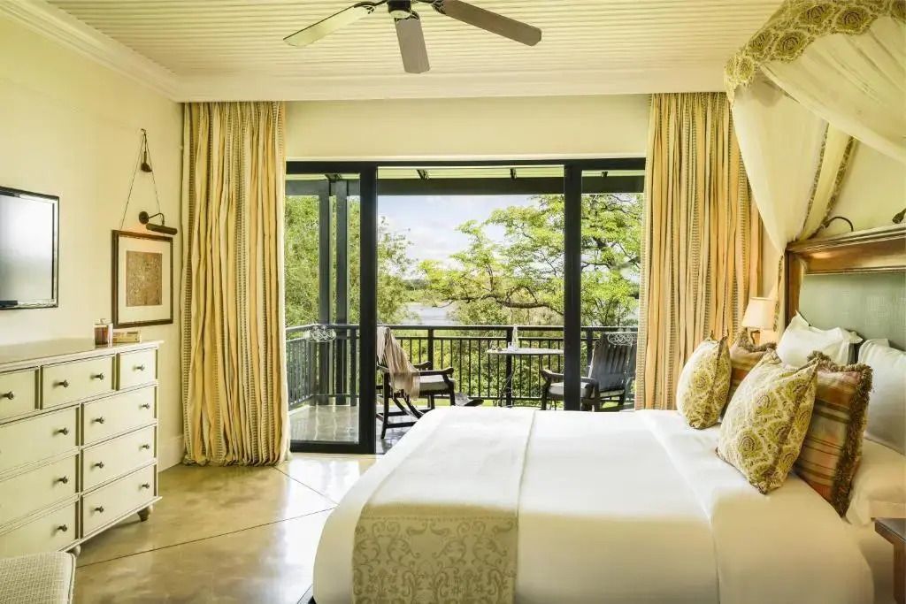 Helles Premier Zimmer mit Balkon und Blick auf grüne Landschaft