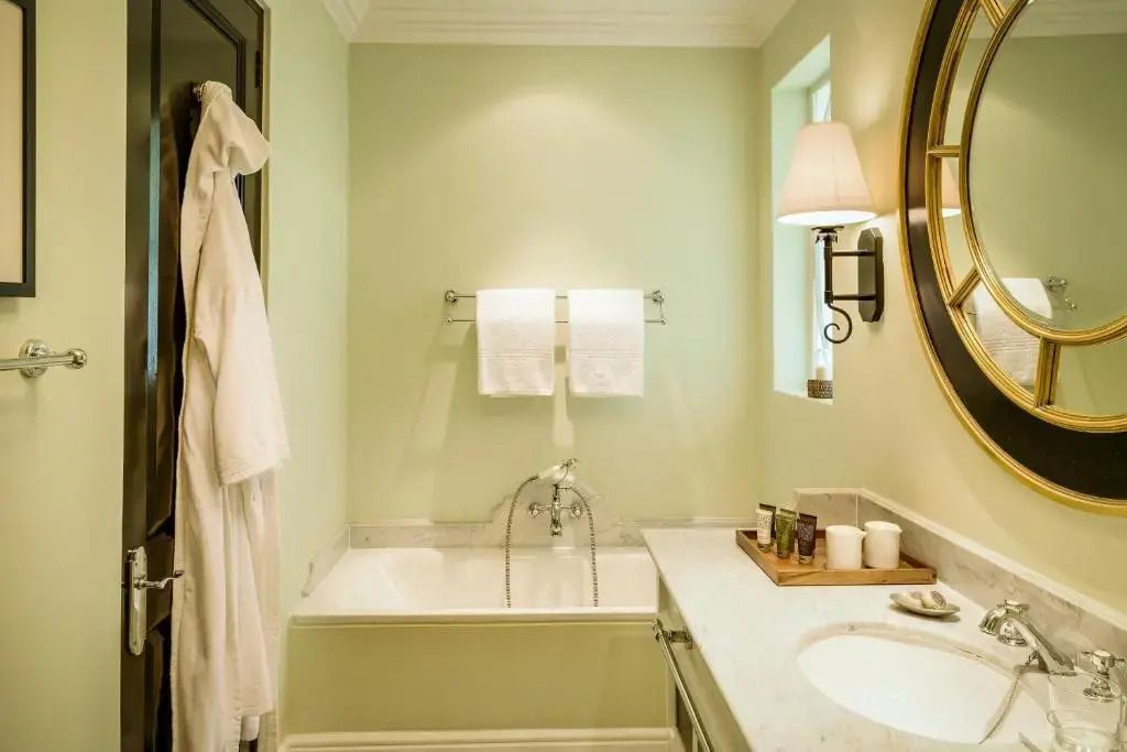 Elegantes Badezimmer mit Badewanne und Waschbecken neben stilvollen Details