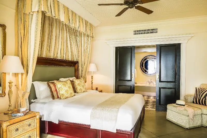 Elegantes Schlafzimmer mit Kingsize-Bett und luxuriöser Einrichtung