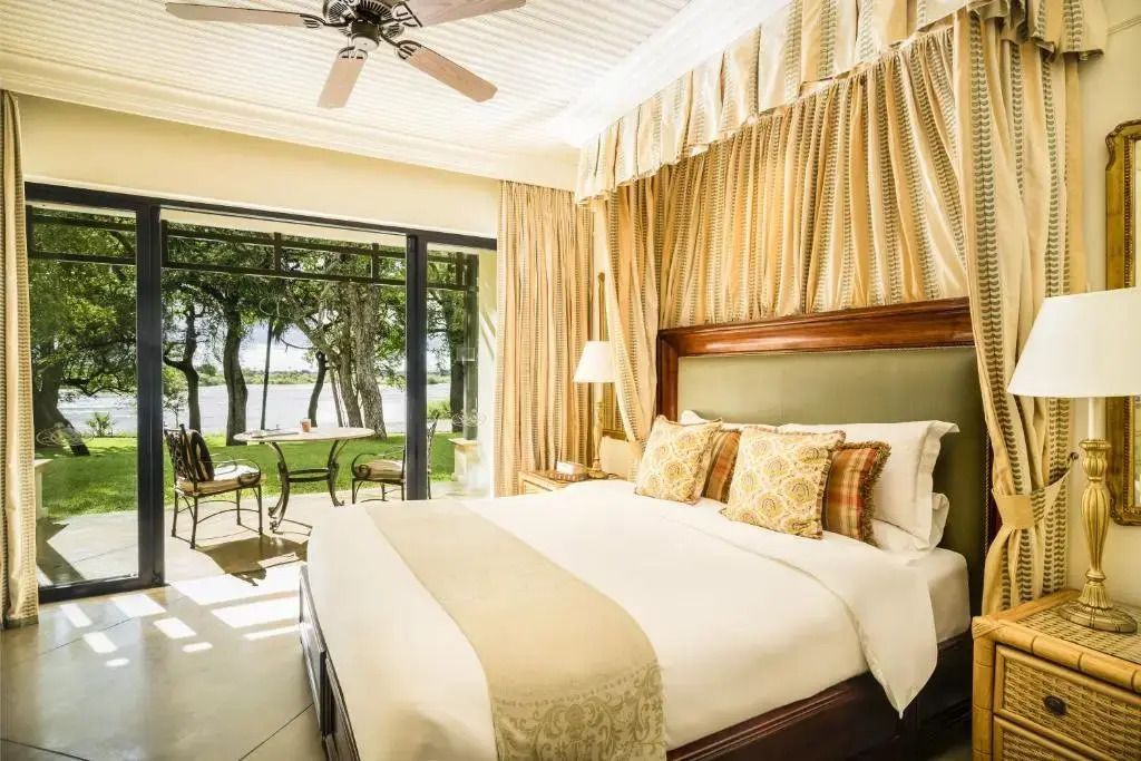 Luxuriöses Schlafzimmer in einer Suite mit Blick auf den Garten und Fluss