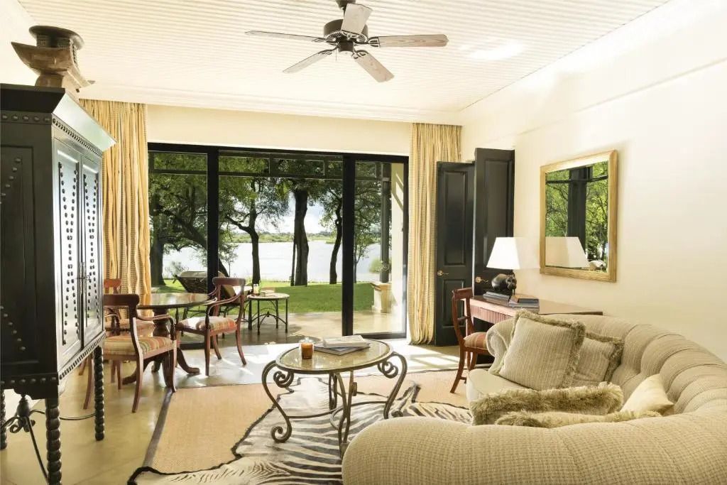 Helles Wohnzimmer in der Suite mit stilvoller Einrichtung und Ausblick
