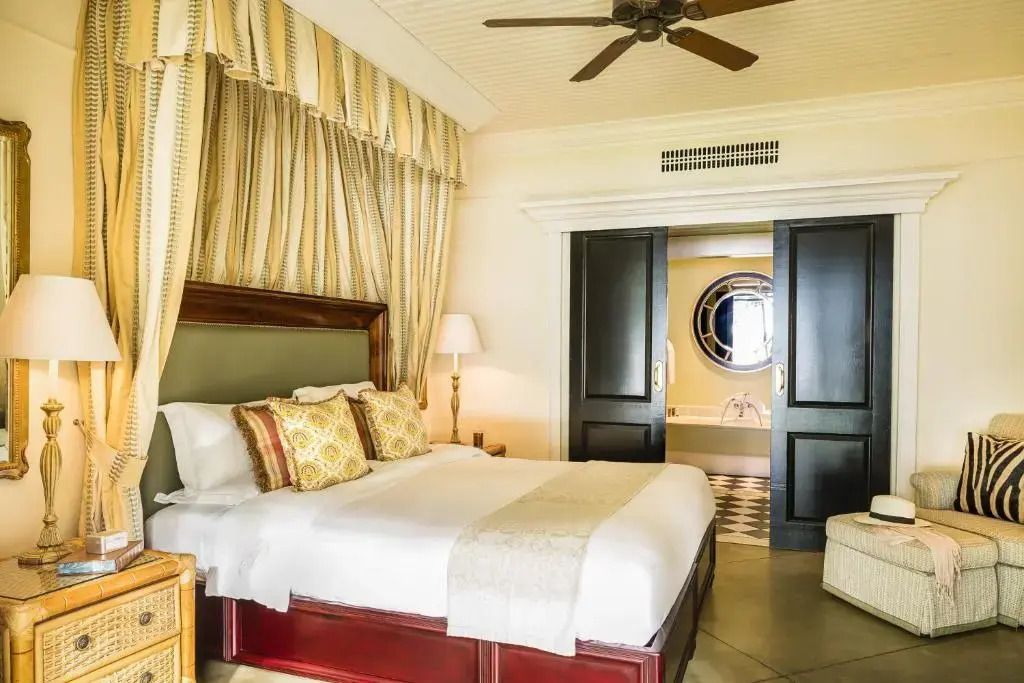 Suite-Schlafzimmer mit direktem Zugang zum Badezimmer