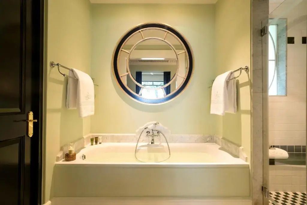 Elegantes Badezimmer in der Suite mit großer Badewanne