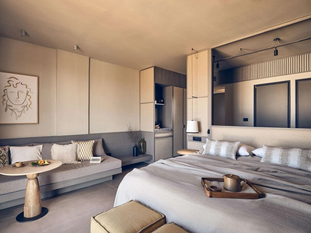 Offener Raum im Deluxe Zimmer mit Doppelbett und gemütlicher Sitzecke