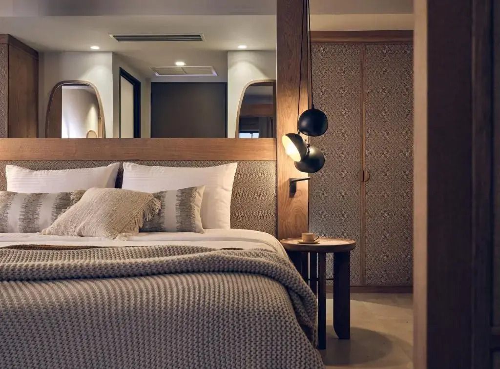 Elegantes Schlafzimmer mit Doppelbett und stilvollen Leuchten im The Royal Senses Resort