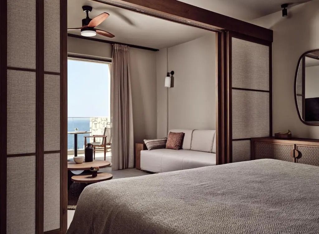 Suite mit Meerblick und modernem Sofa im The Royal Senses Resort