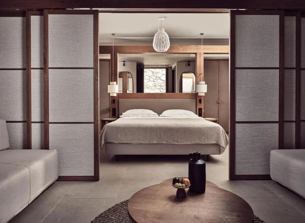 Modernes Schlafzimmer mit offenem Wohnbereich im The Royal Senses Resort