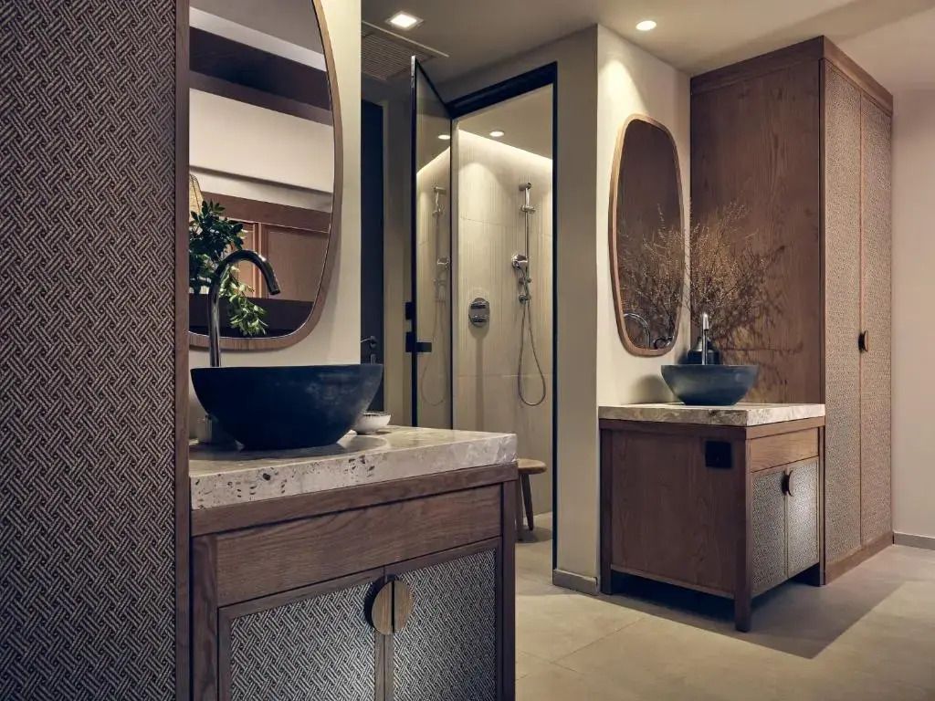 Luxuriöses Badezimmerdesign mit Doppelwaschbecken im The Royal Senses Resort