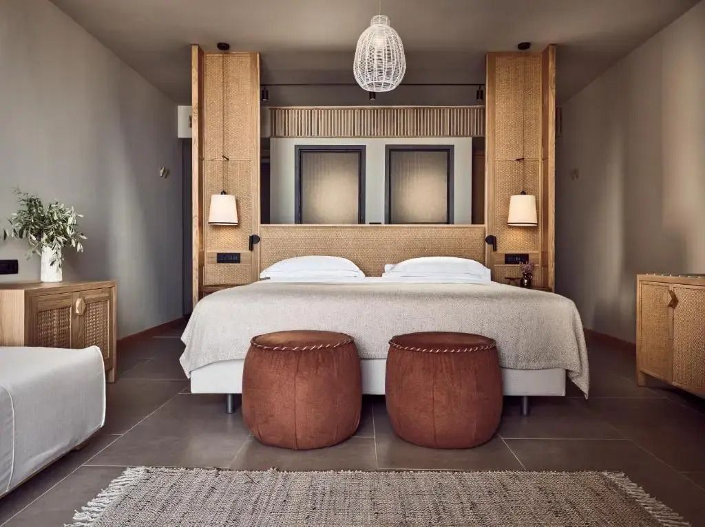 Geräumiges Grand Deluxe Doppelzimmer mit stilvollem Doppelbett und modernen Annehmlichkeiten.