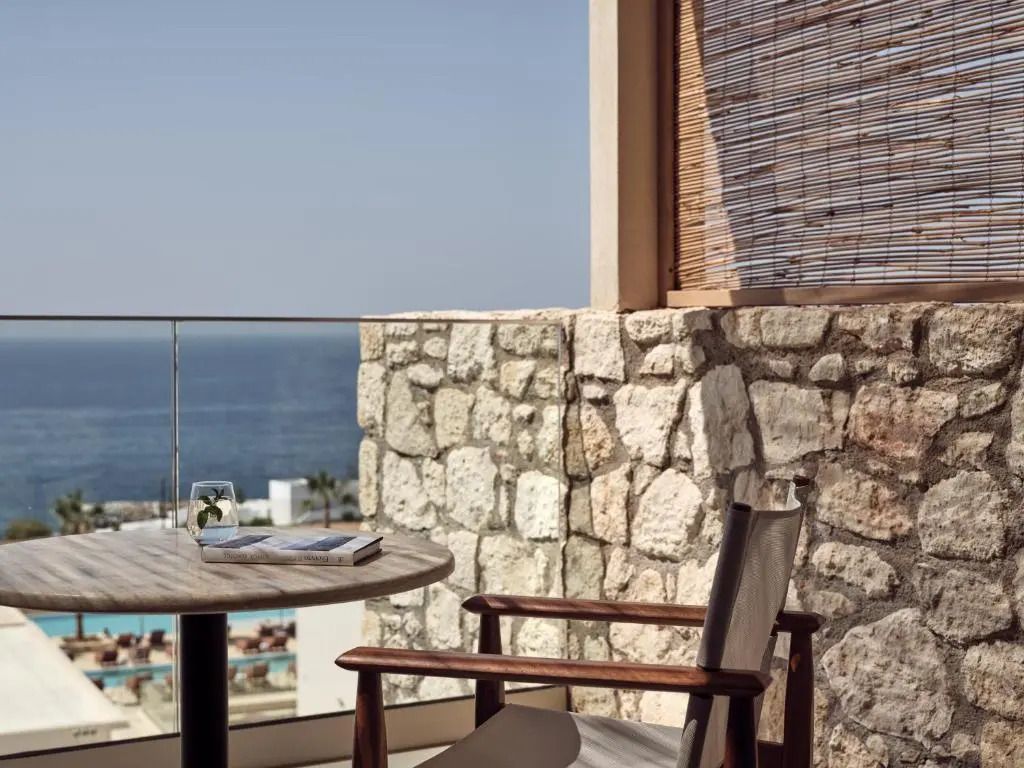Sonnige Terrasse mit atemberaubendem Meerblick und komfortablen Sitzmöglichkeiten.