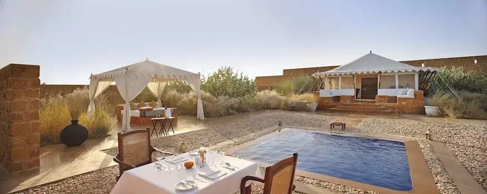 Privater Pool mit Essbereich und Zelt im Hintergrund