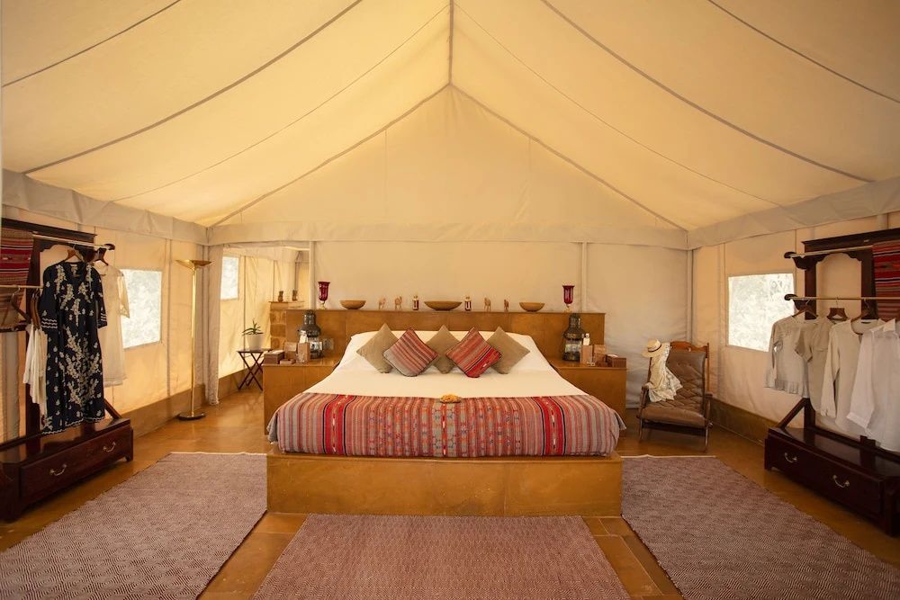 Geräumiges Zeltzimmer mit Doppelbett und einladender Dekoration