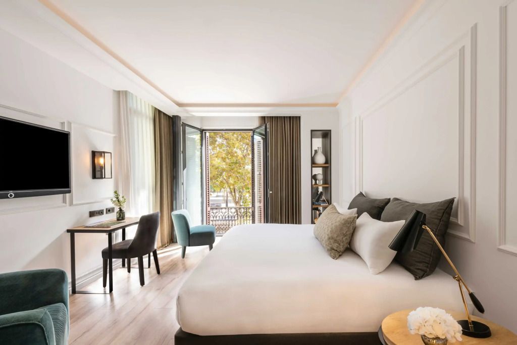 Geräumiges Doppelzimmer mit Balkon und Blick auf Bäume