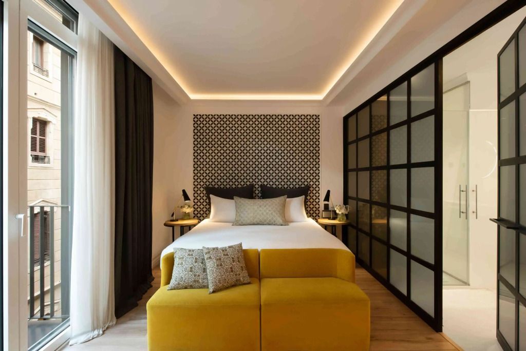 Modernes Doppelzimmer mit elegantem gelbem Sofa und kunstvoller Wandverkleidung