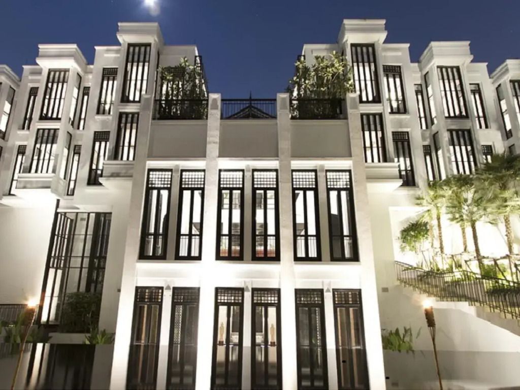 Außenansicht des Hotels The Siam bei Nacht mit beeindruckender Architektur