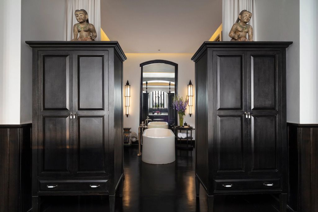 Modernes Badezimmer mit freistehender Badewanne und edlen Holzmöbeln