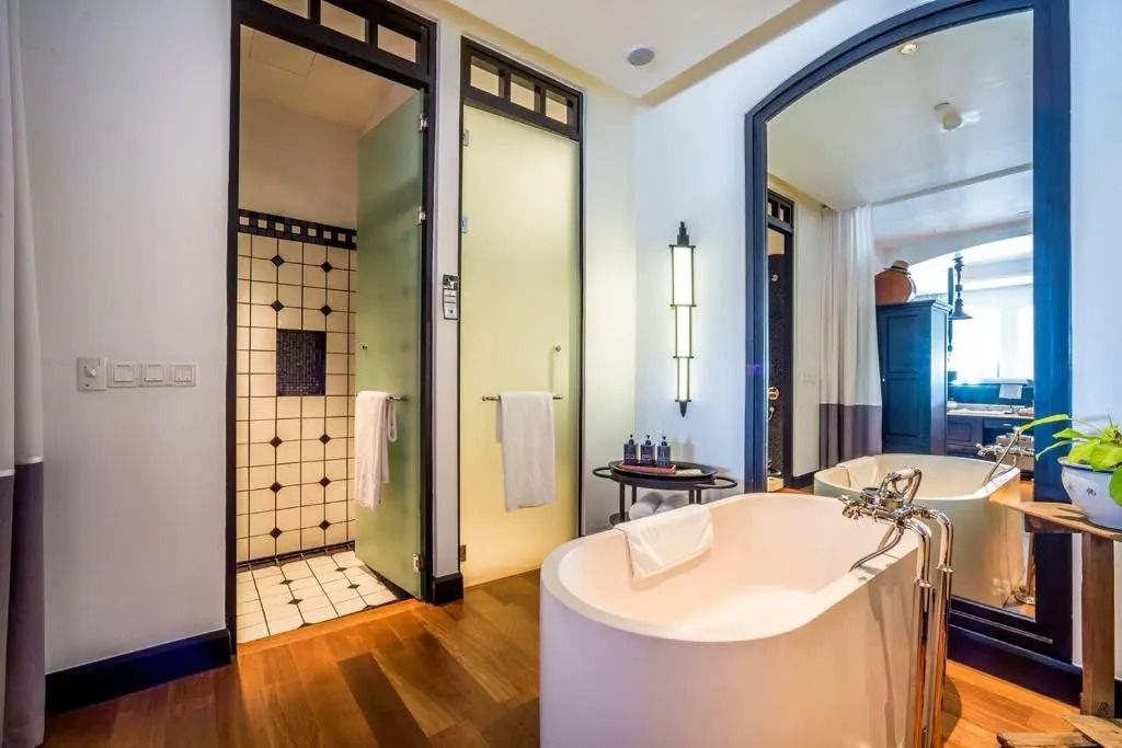 Badezimmer mit luxuriöser Badewanne und stilvollem Fliesenboden