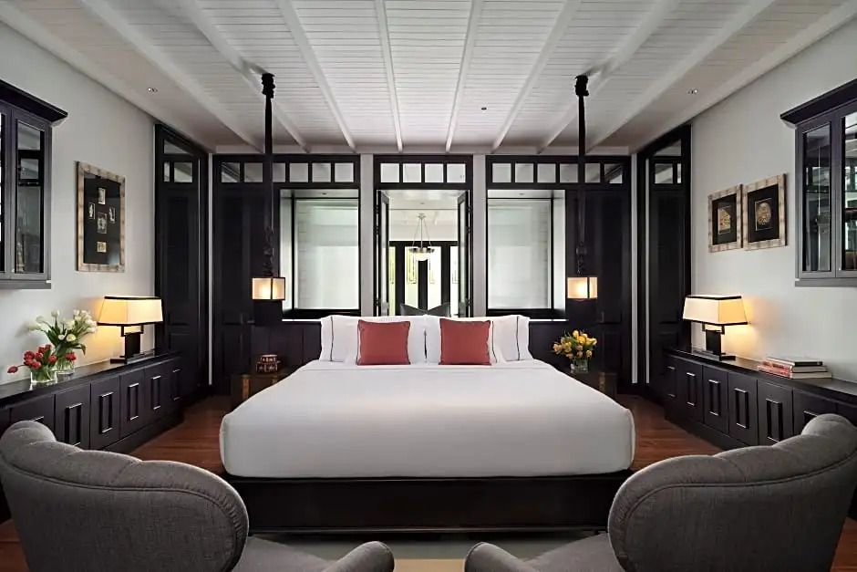 Geräumiges Schlafzimmer mit Doppelbett und eleganter Einrichtung im kolonialen Stil.