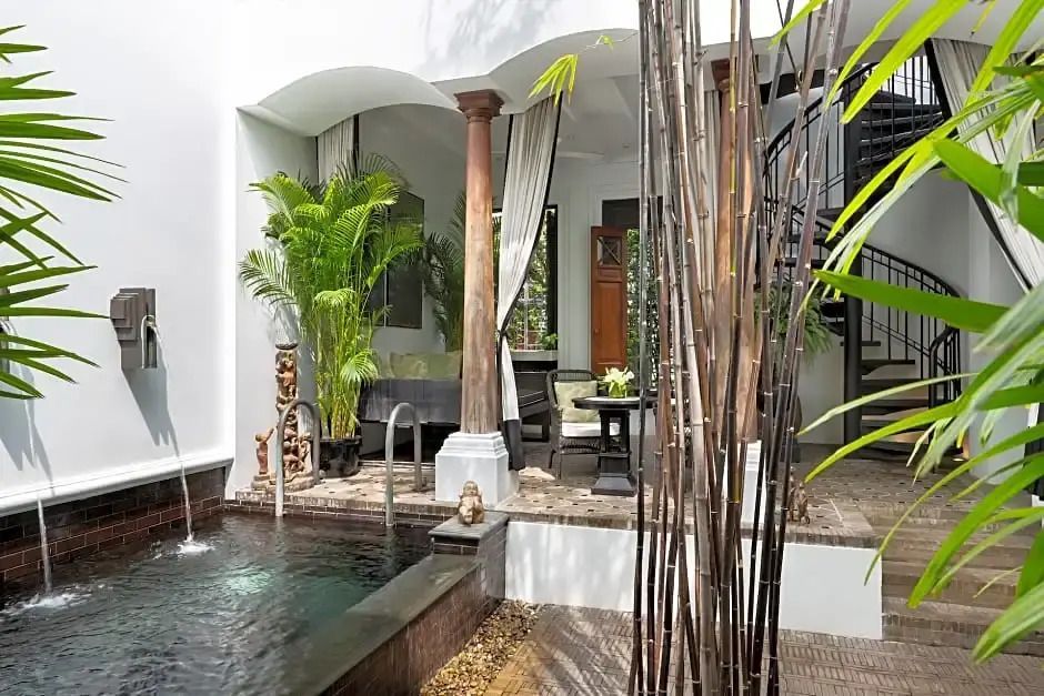 Privater Bereich mit Jacuzzi und tropischer Vegetation im Hotel The Siam