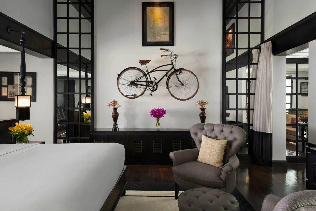 Stilvolle Ecke mit Fahrradkunst und Sessel im Zimmer