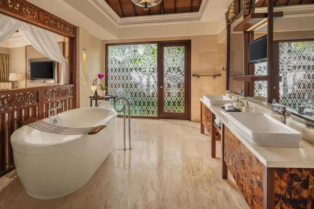 Luxuriöses Badezimmer mit freistehender Badewanne und eleganter Einrichtung.